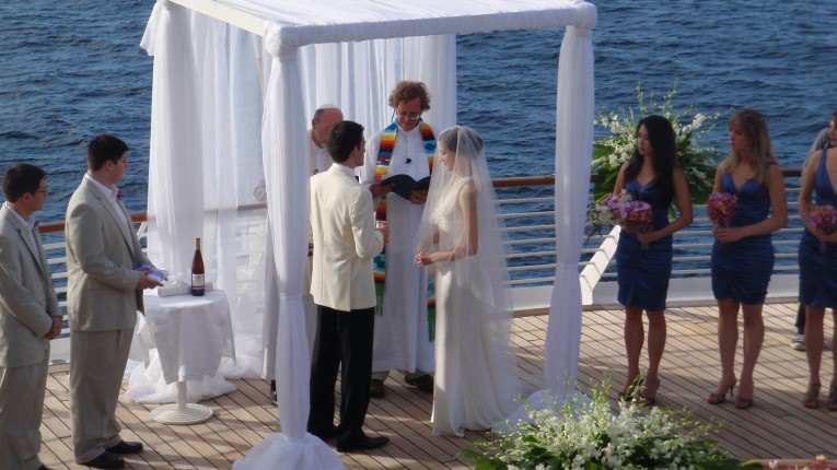 Chartra Seadream för ditt bröllop ombord